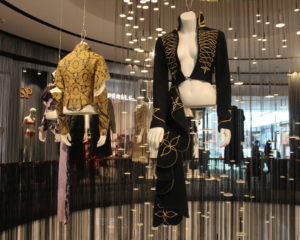 Женская одежда от Александра Маккуина на выставке в Праге