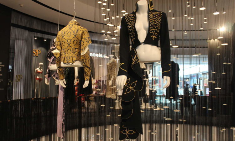 Женская одежда от Александра Маккуина на выставке в Праге